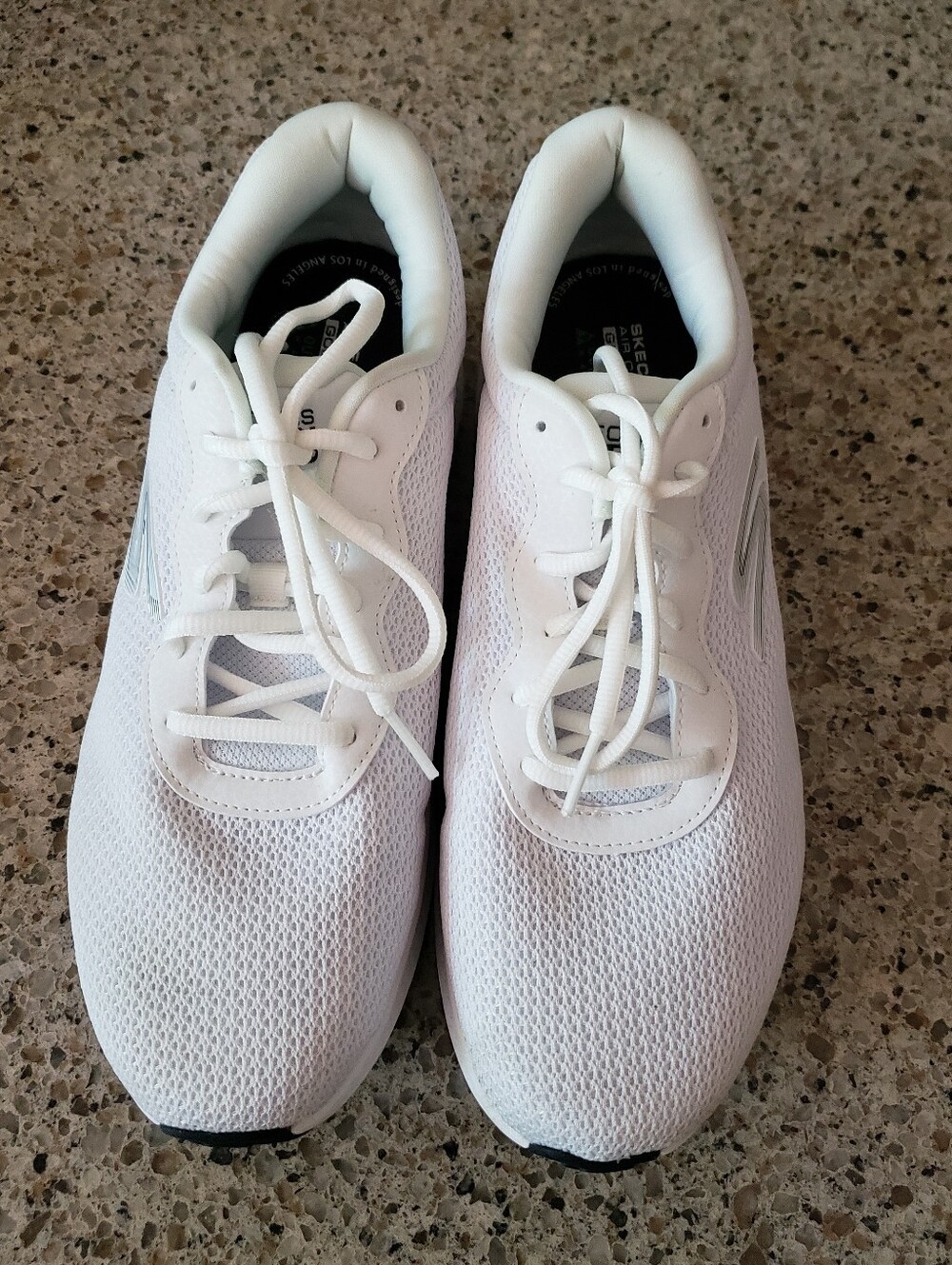 NWOT Skechers White Go Run Consistent 2.0 Goga Mat Sneakers